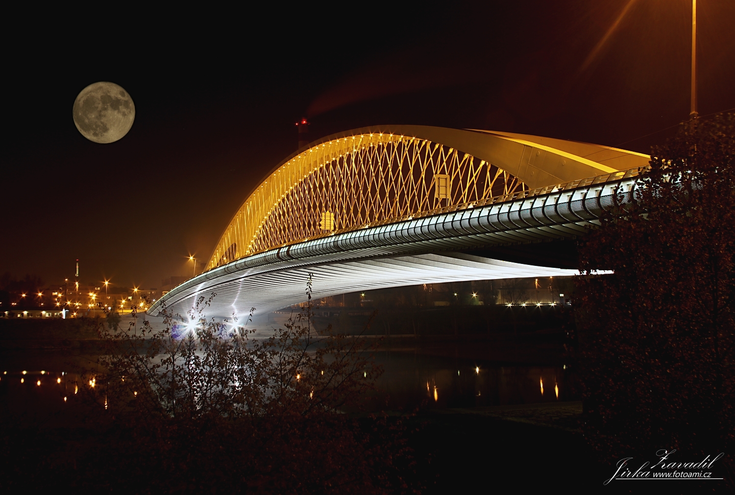 Trojský most za úplňku