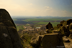 Hrad Hazmburk-Pohled na obec Klapý