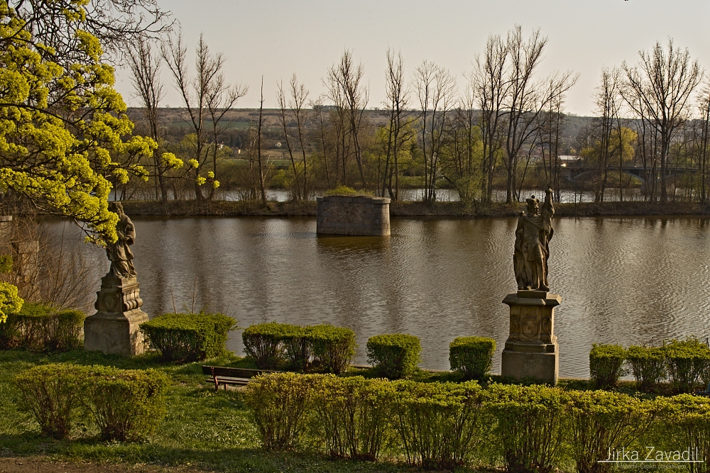 Sochy pod zámkem Libochovice